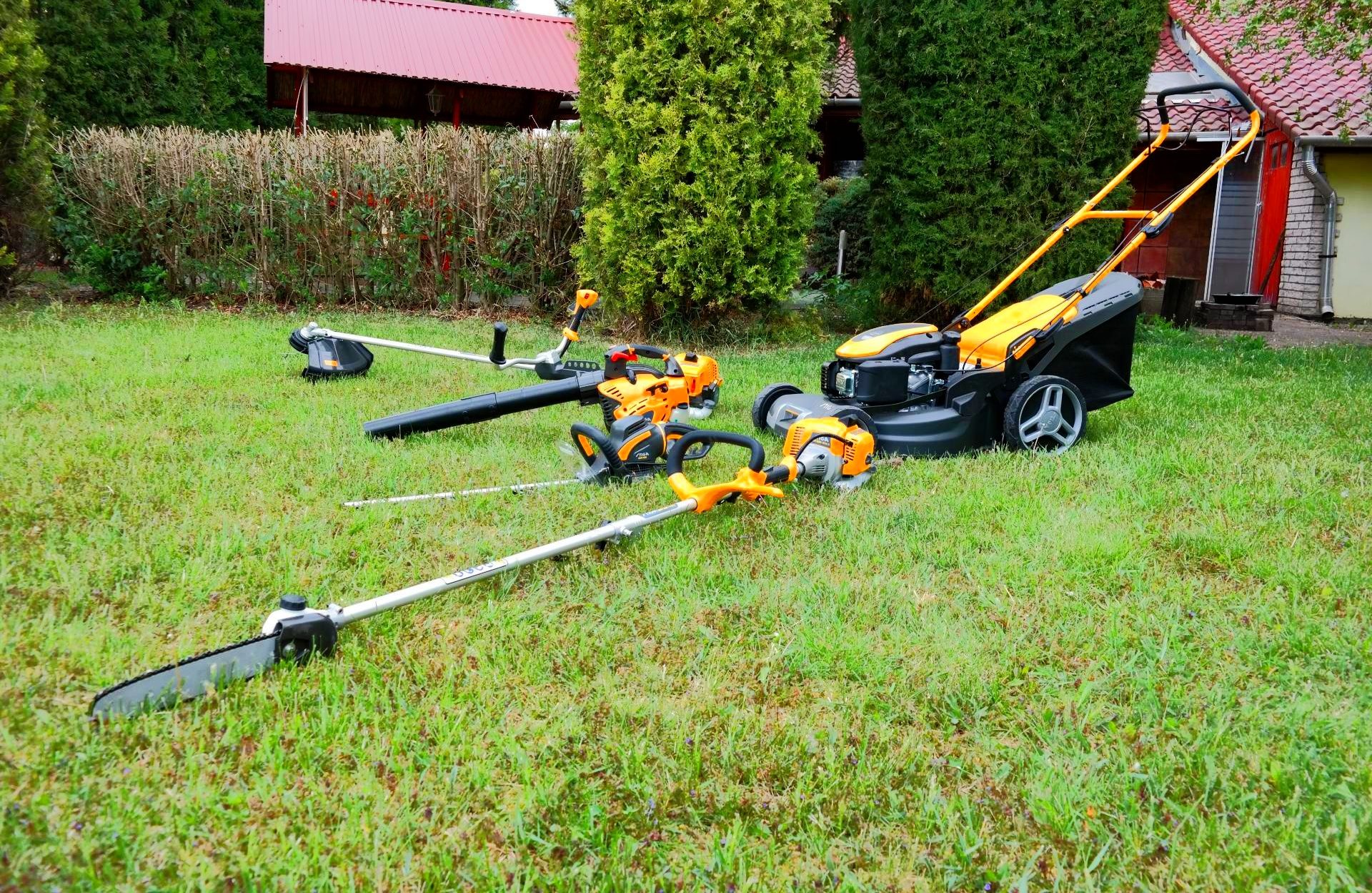 fűnyírás, frissen nyírt és gondozott kert